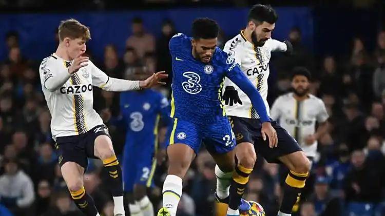 关于荷甲转会期再迎强敌；纽卡斯尔遗憾出局；主帅态度——更衣室稳定；资深球员宣示担当的信息