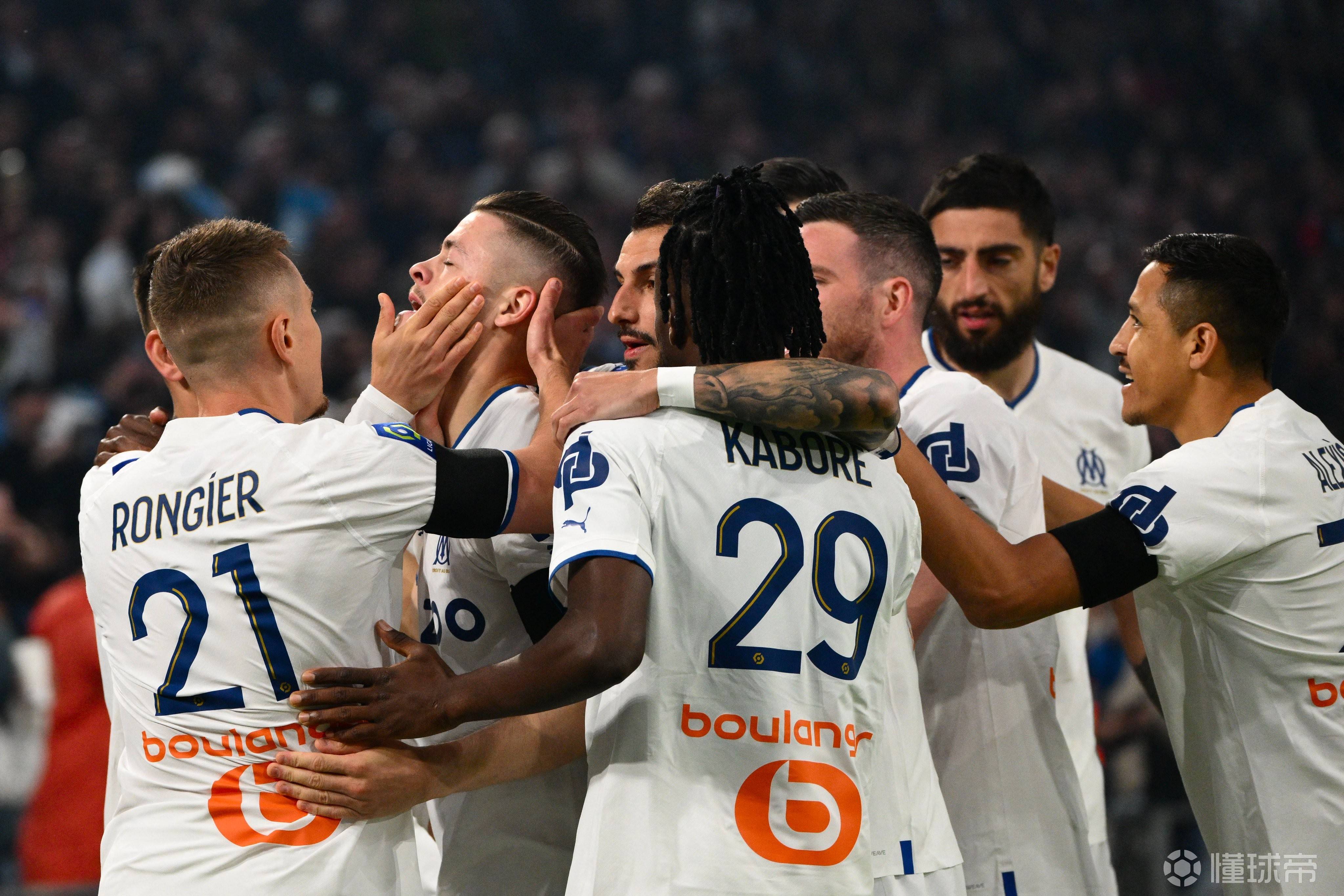 马赛迎德甲关键赛，赛后复出首秀，气氛紧张，心理建设被强调